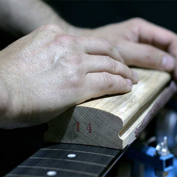 Шлифовка накладки грифа